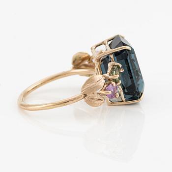 Ring, cocktailring, med stor blå topas, rosa och gröna turmaliner och briljantslipade diamanter.
