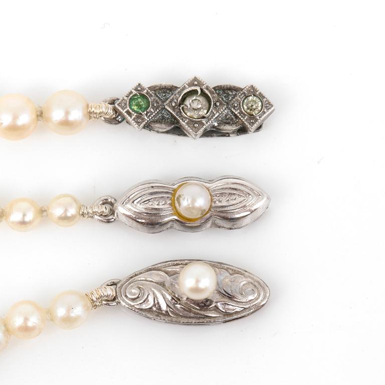 PÄRLCOLLIER, 3 st, med odlade saltvattenspärlor och silverlås.