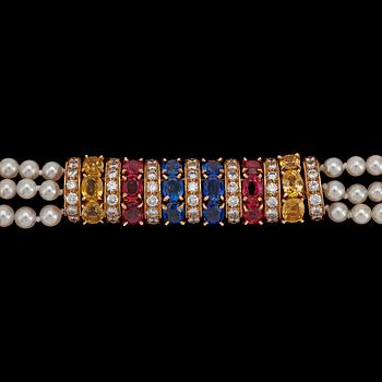 COLLIER, Van Cleef & Arpels, tre rader japanska odlade pärlor, 4,5 mm, safirer, rubiner och diamanter, tot. ca 3 ct.