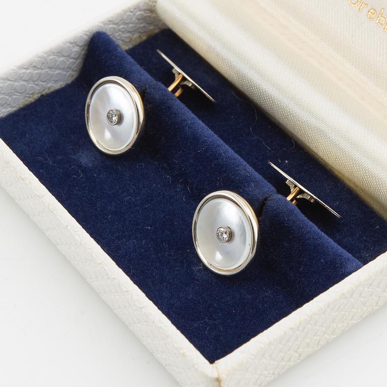 Manschettknappar, ett par, 18K guld med pärlemor och runda briljantslipade diamanter.