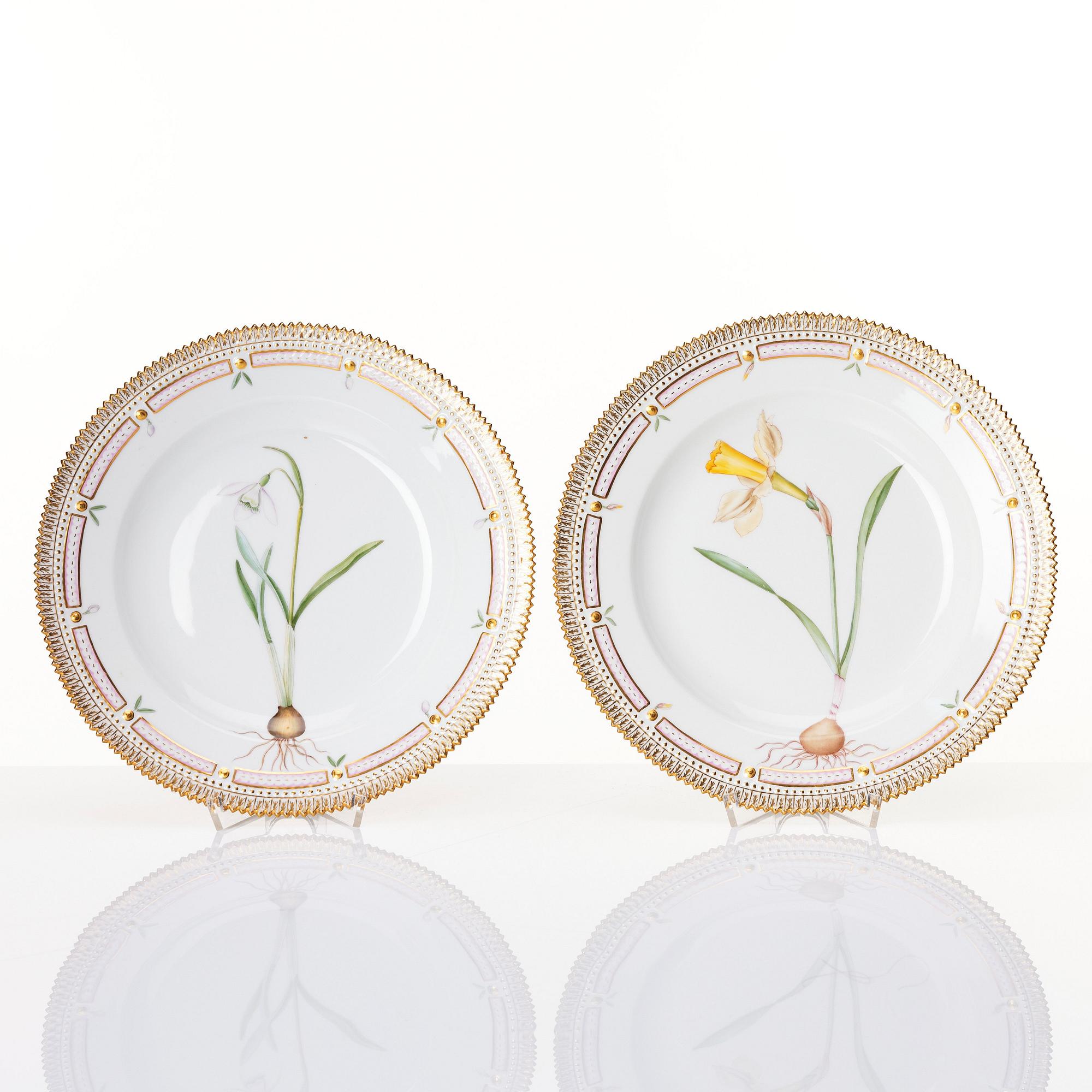 Tallrikar, nio stycken, porslin. "Flora Danica", Royal Copenhagen, Danmark, 1900-tal.