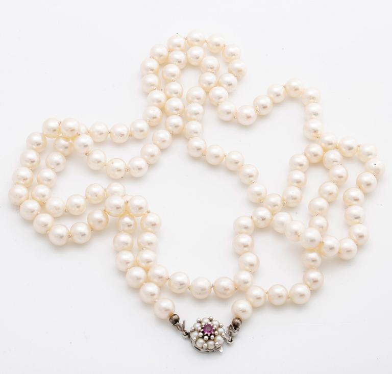 PEARL NECKLACE, cultured pearls approx 7 mm, clasp 18k whitegold cultured pearls and 1 ruby, approx length 93 cm.