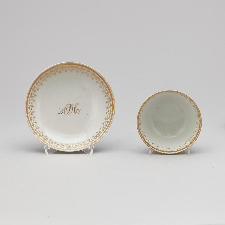 KOPPAR MED FAT, 3st, porslin, Kina, Qianlong (1736-1795).