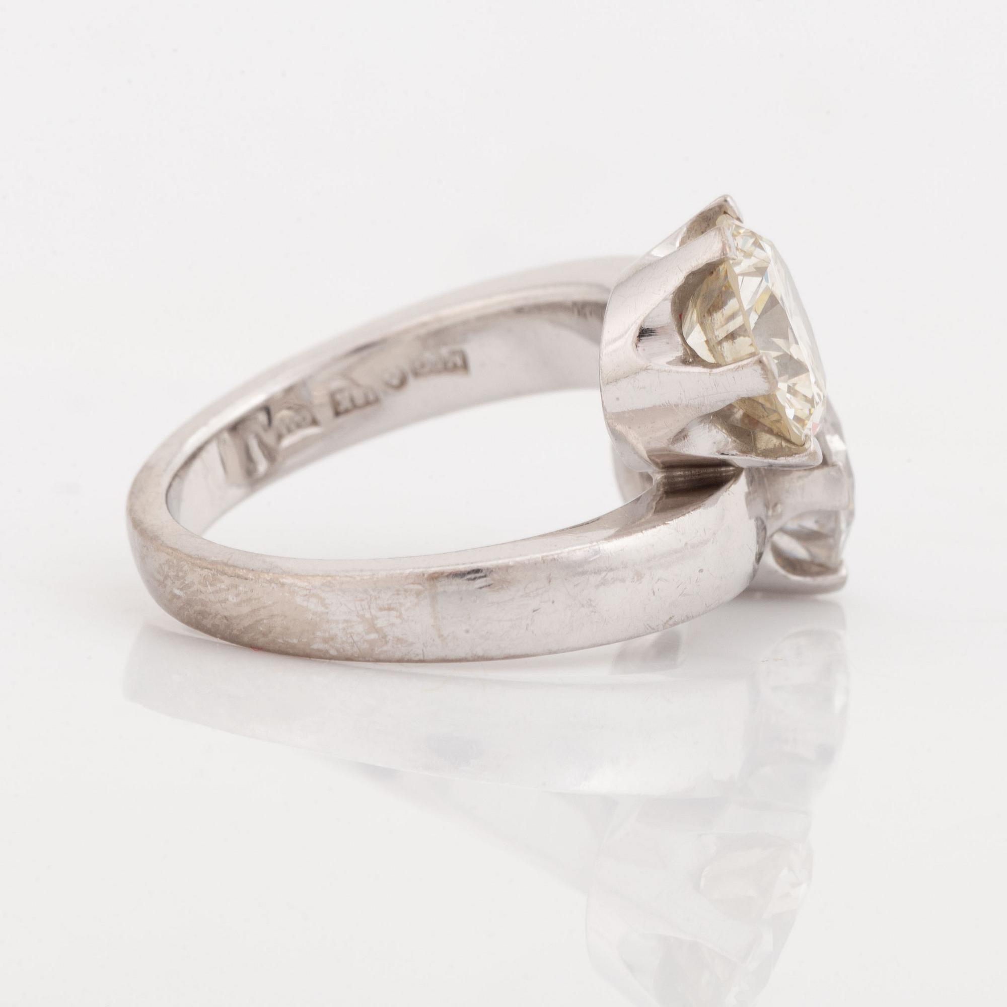 Brilliant cut diamond cross over ring.