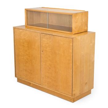 Aino Aalto, kaappi, malli 808 ja vitriini, malli 214 O.Y. Huonekalu- ja Rakennustyötehdas A.B. 1950-luvun alku.