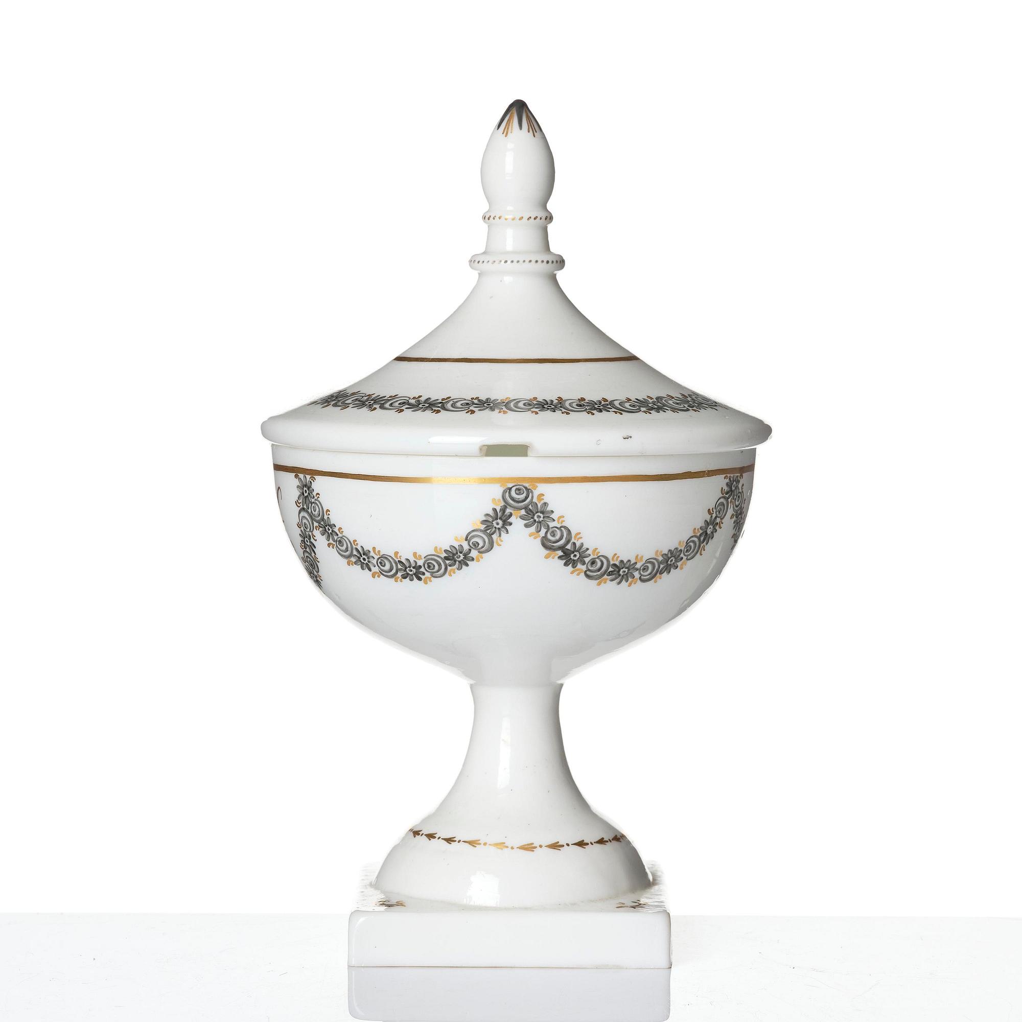 A Swedish glass suger bowl with cover, Strömsbäcks glass works, circa 1800.
