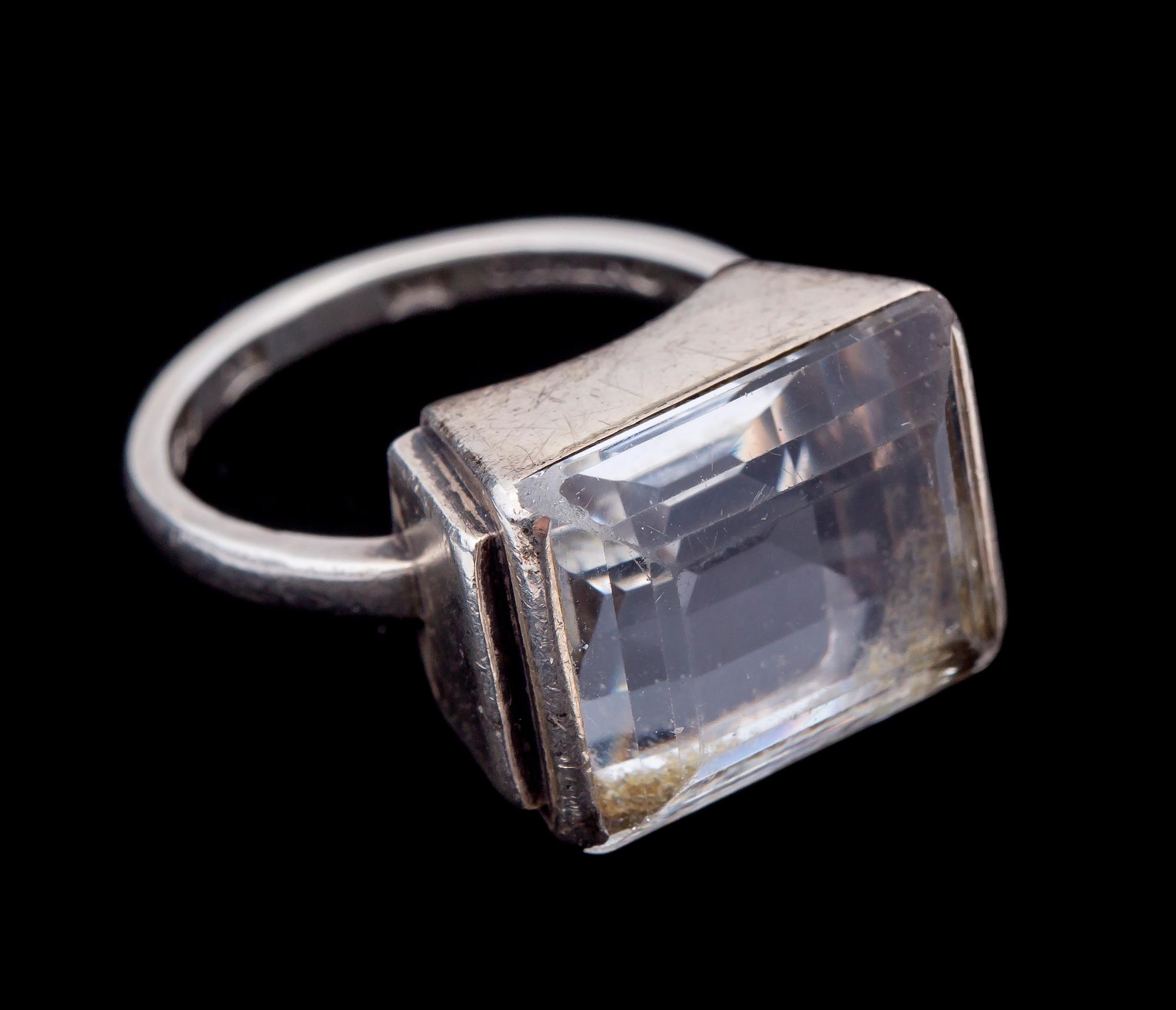 RING, sterlingsilver med bergkristall. Wiwen Nilsson, Lund. Vikt ca 8 g.
