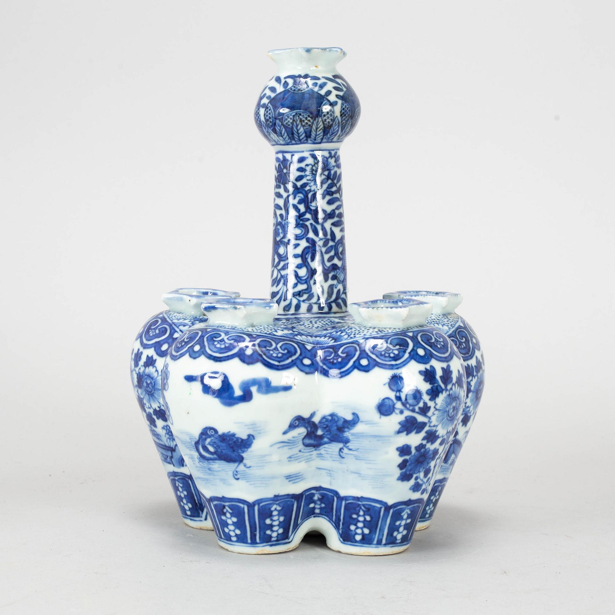 A blue and white tulip vase, Qing dynasty, late 19th century.