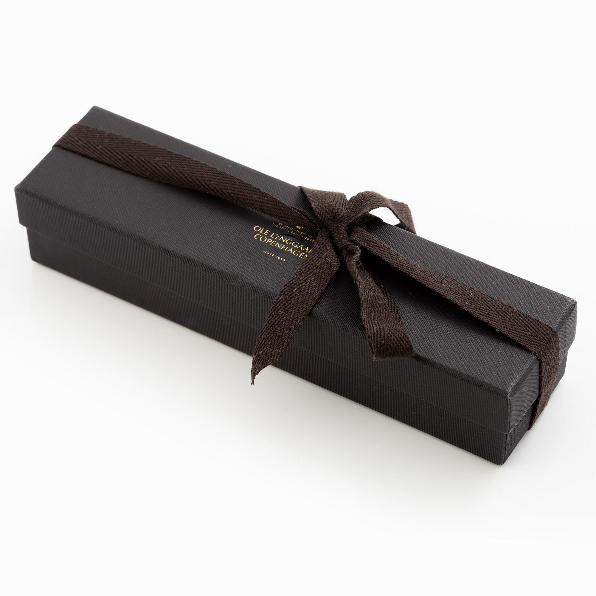 Ole Lynggaard, armband, "Shooting stars bracelet"18K guld med bland annat pärla, korall och stjärnmönster med briljantslipade diamanter.