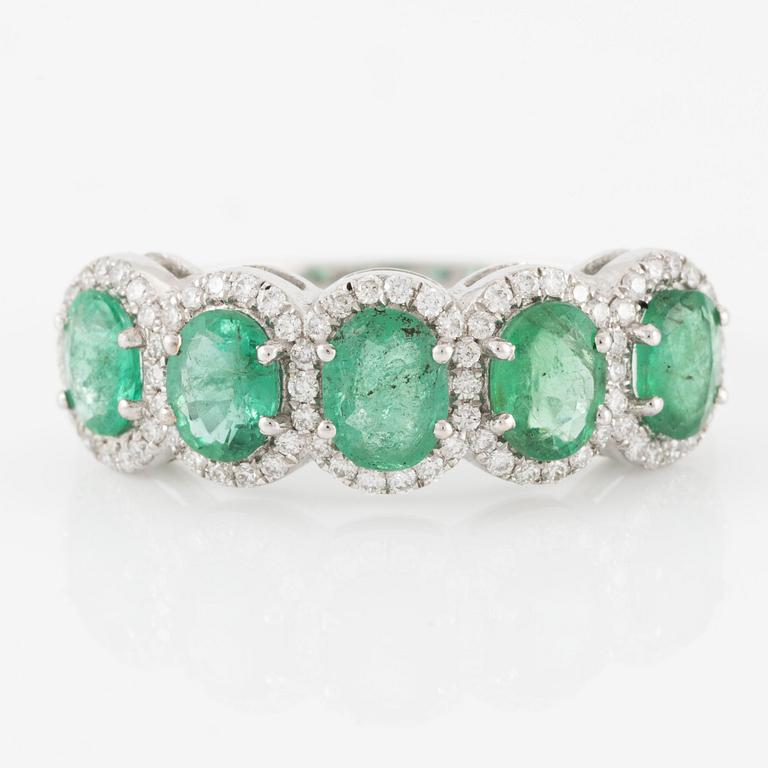 Ring, 18K white gold with emeralds and brilliant-cut diamonds.