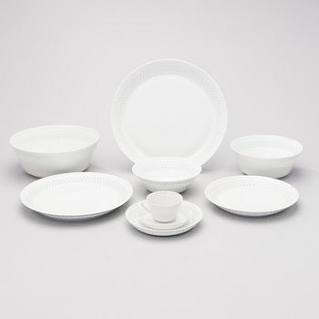 FRIEDL HOLZER-KJELLBERG, ASTIASTO, 34 osaa, "Helmi", riisiposliinia, signeeratut F.H.Kj. Arabia Finland.