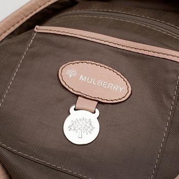 MULBERRY, a beige leather "Postman lock soho" shoulder bag.