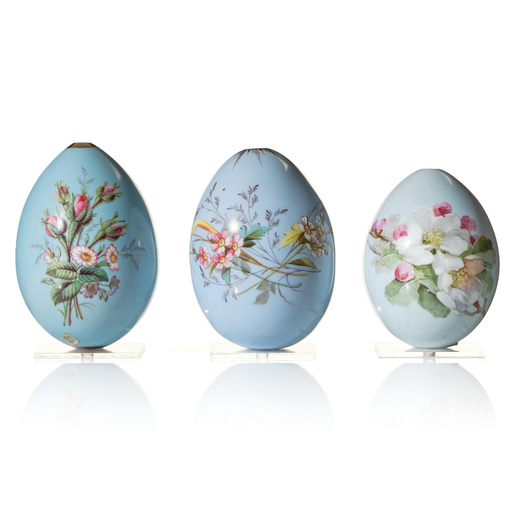 Ägg, tre stycken, porslin. Ryssland, 1890-1900, troligen Kejserliga porslinmanufakturen, St Petersburg.