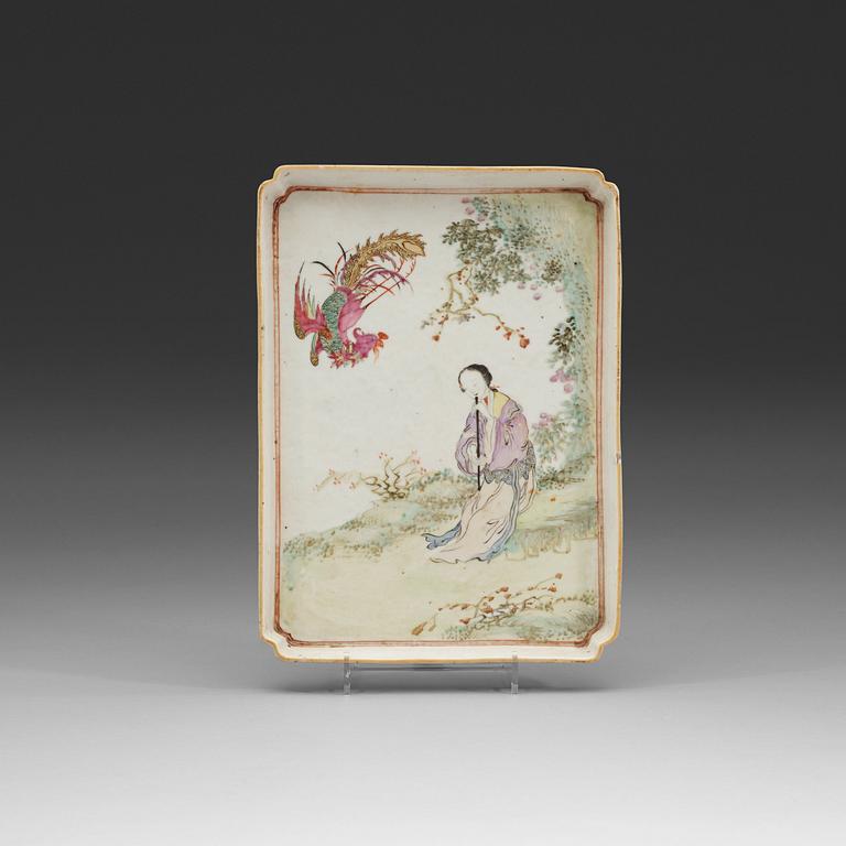 A famille rose tray depicting a garden scene with court attendant and a Phoenix bird, late Qing dynasty (1644-1912).