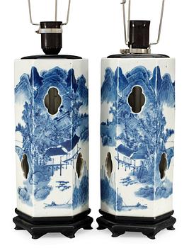202. A pair of blue and white lanterns/lamps, late Qing.