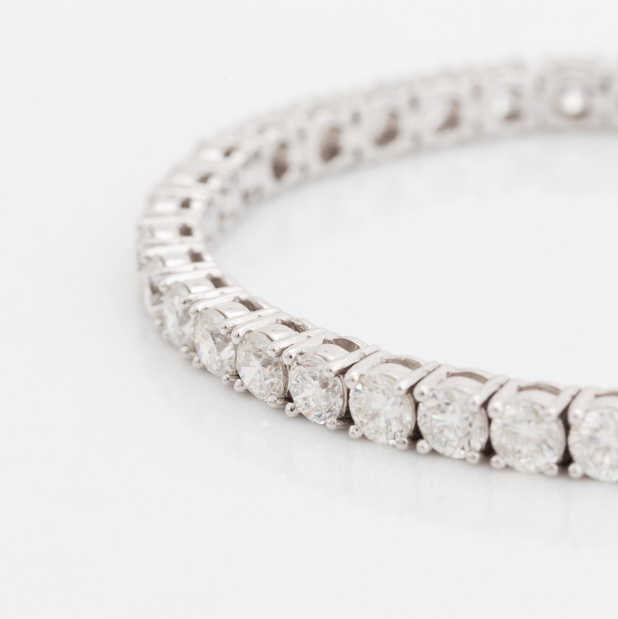 An 18K white gold bracelet set with round brillliant-cut diamonds.