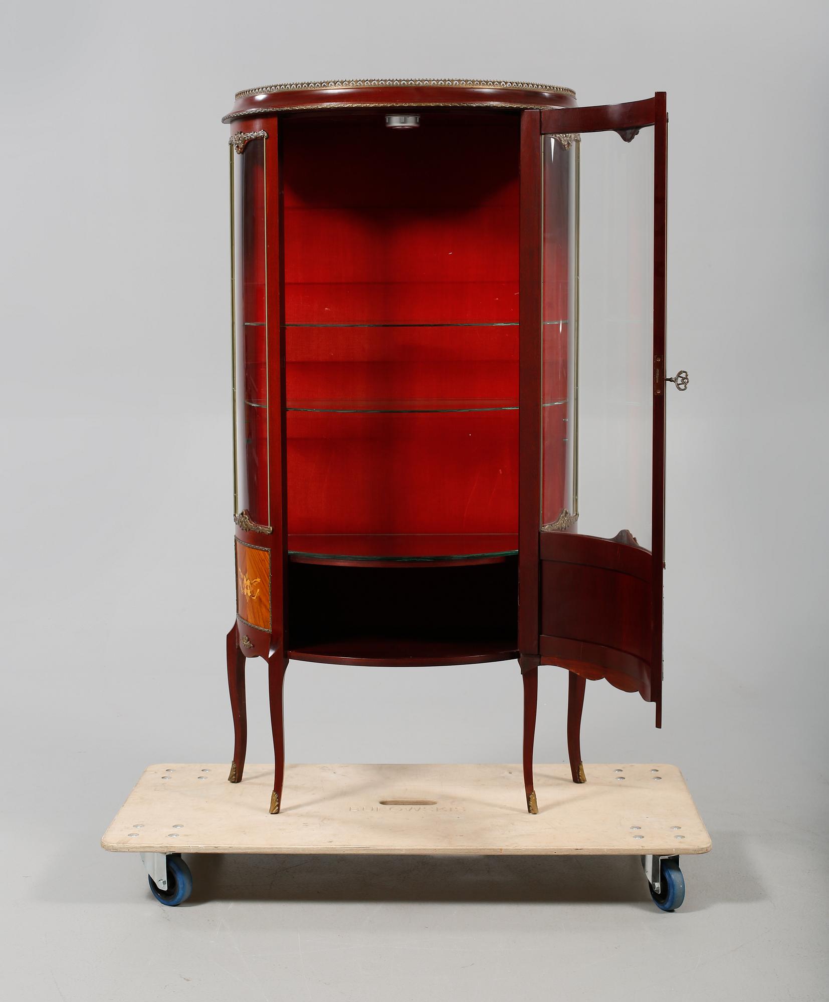 VITRINSKÅP, Louis XV-stil, 1900-talets tredje kvartal.