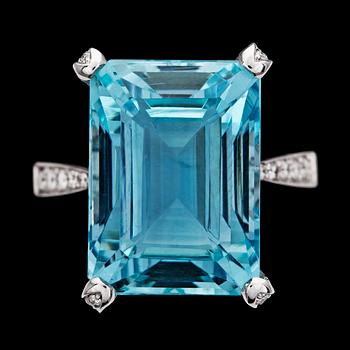 1114. An aquamarine, 16.05 cts and brilliant cut diamonds ring, tot.app. 0.70 cts.