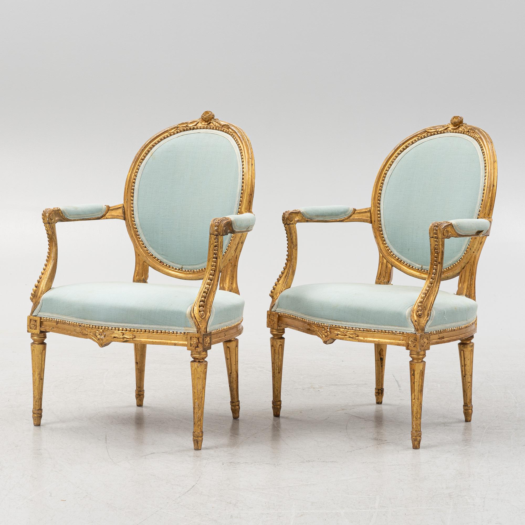 Karmstolar, ett par, samt soffa, Louis XVI-stil, omkring år 1900.