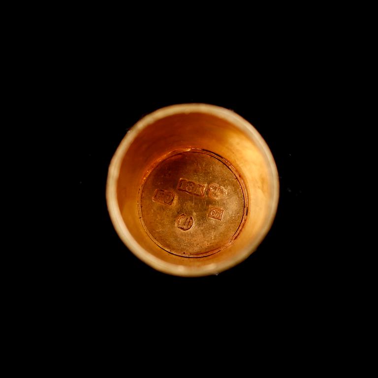 FINGERBORG, 18 k guld, med karneol, 1916. Vikt ca 3 g.