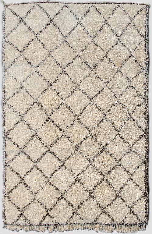 Matta, Beni Ourain. Ca 290x185 cm.