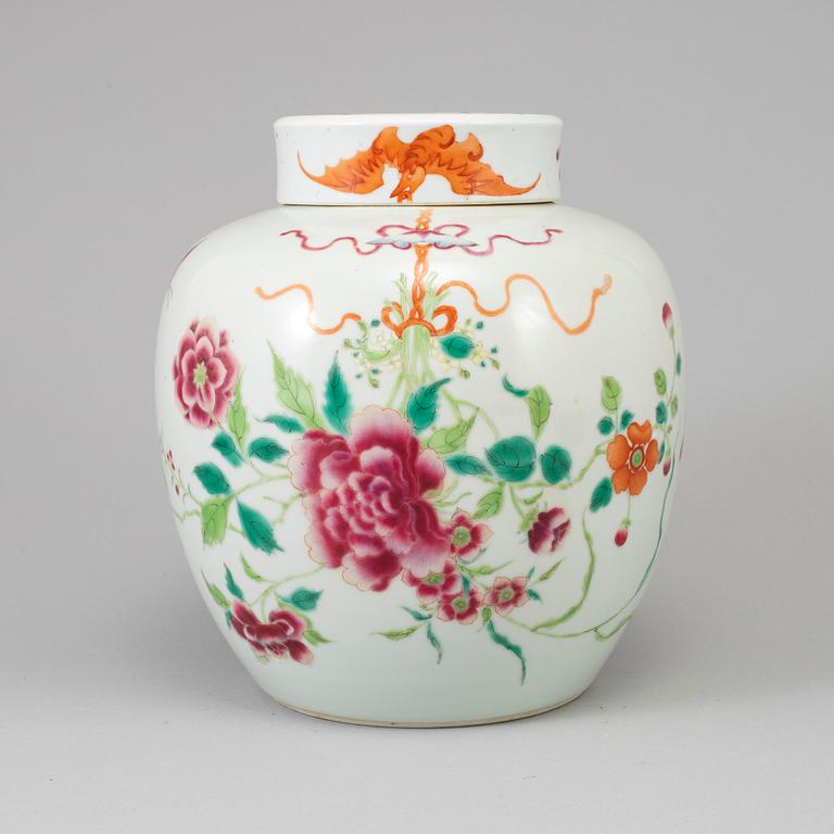 A famille rose jar with cover, Qing dynasty, late 19th/early 20th century.