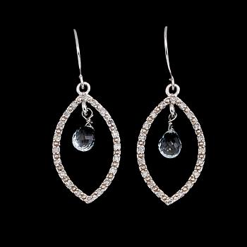 ÖRHÄNGEN, 1 par, 14 k vitguld, akvamariner tot ca 2.02 ct, briljantslipade diamanter tot ca 0.29 ct. Tot vikt ca 2,8 g.