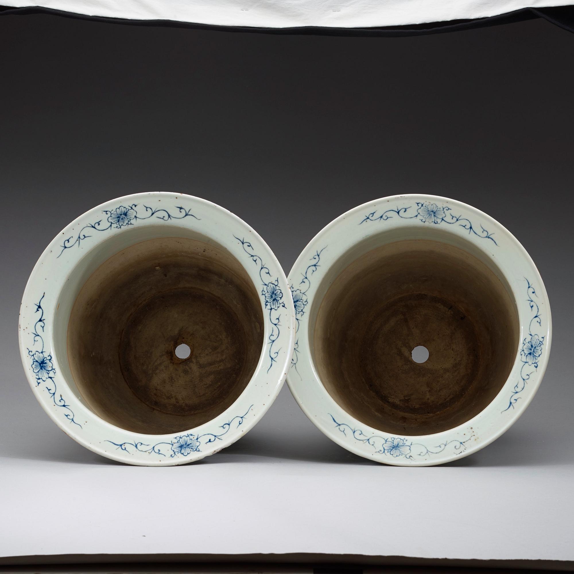 A pair of large flower pots enameled in 'famille rose' with birds and peonies, late Qing Dynasty (1644-1912).