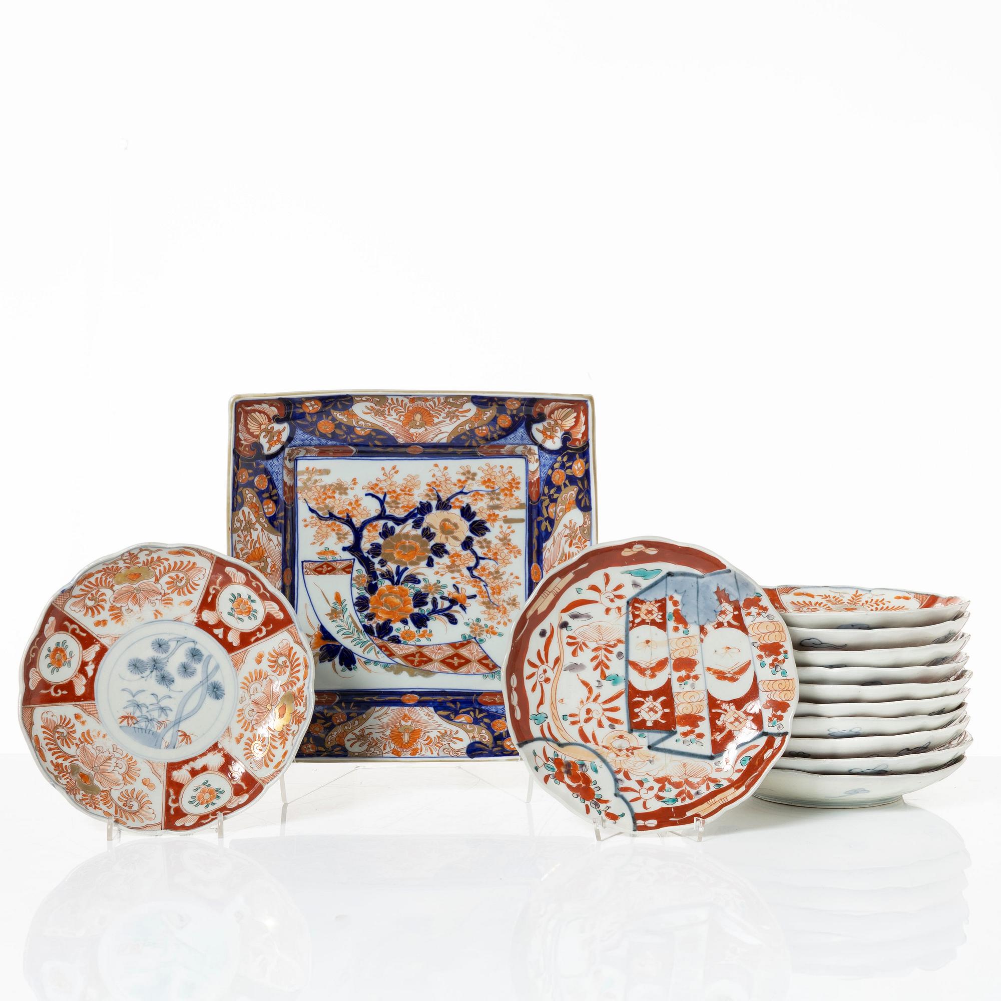 Tallrikar, 12 stycken, samt serveringsfat, imari, porslin, Japan Meiji/tidigt 1900-tal.