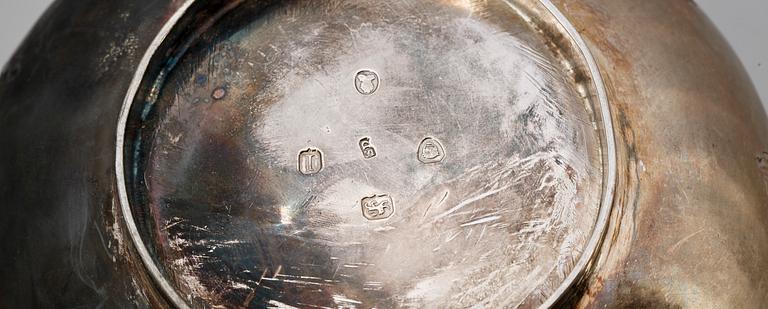 TEKANNOR, 2 st, silver, nyrokoko resp empir, London resp Sheffield, England, 1800-tal. Tot vikt ca 707 g.