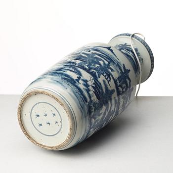 A large blue and white vase, late Qing dynasty, circa 1900.