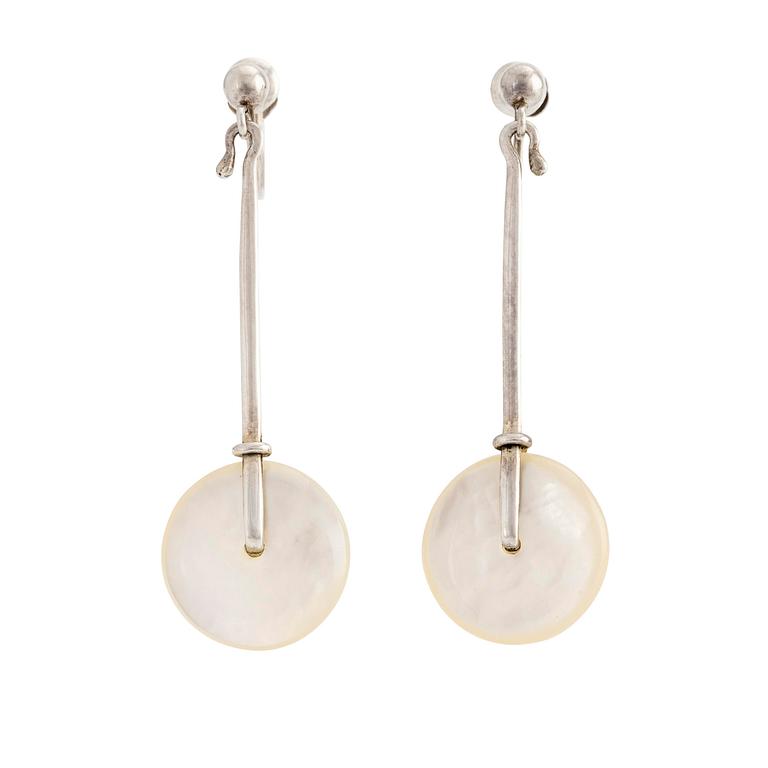 Vivianna Torun Bülow-Hübe, ett par örhängen, sterlingsilver och pärlemor, Jakarta Indonesien.