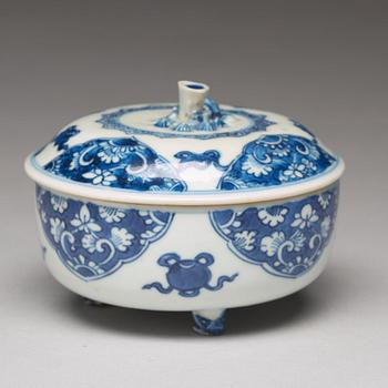 A blue and white box with cover, Qing dynasty, Kangxi (1662-1722).