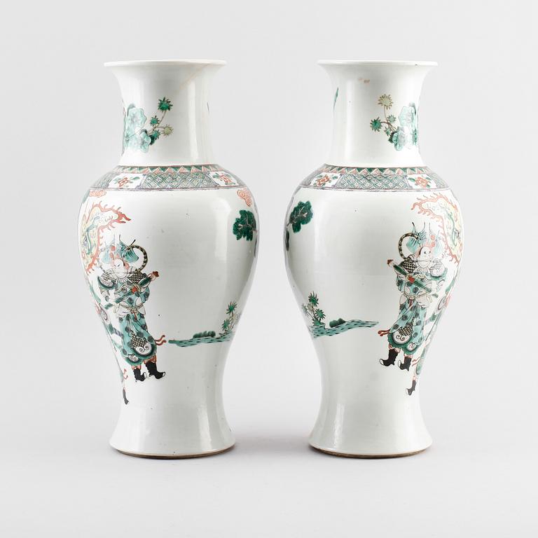 A pair of famille verte vases, late Qing dynsty (1662-1912).