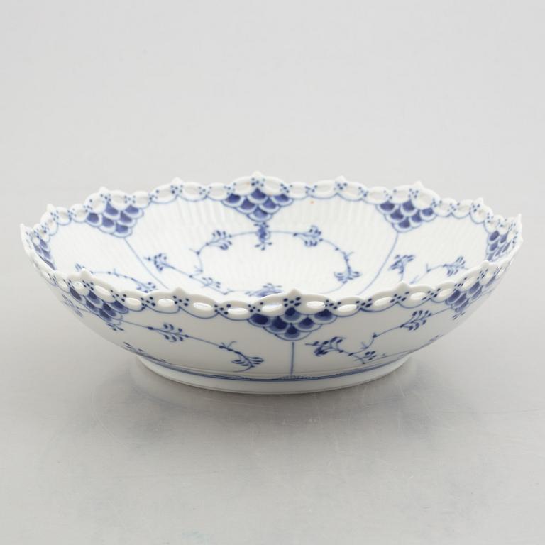 A group of three dishes and a cofee pot, "Blue fluted Full Lace" and "Blue Fluted Plain"/"Musselmalet", Royal Copenhagen.