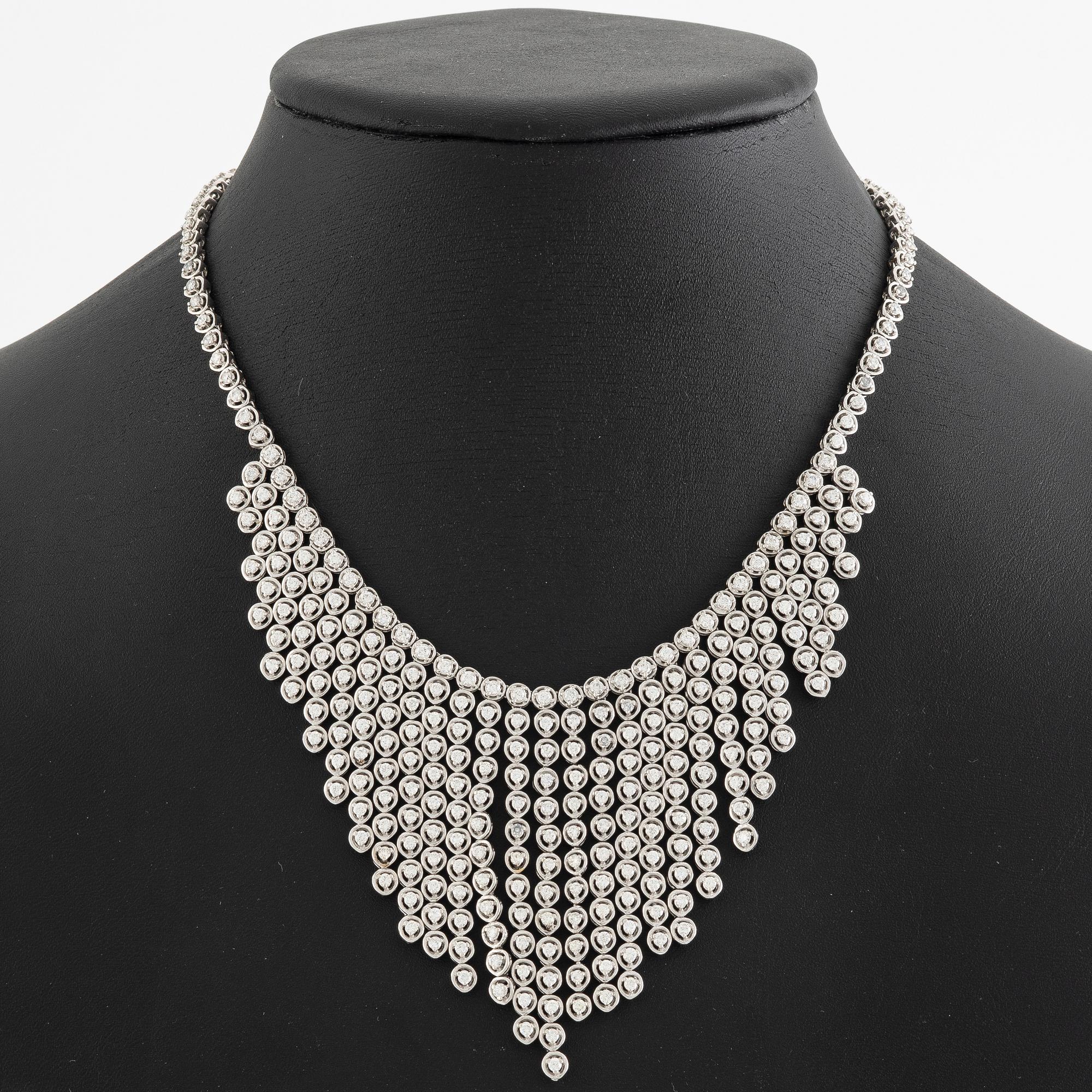 Collier 18K vitguld med briljantslipade diamanter.