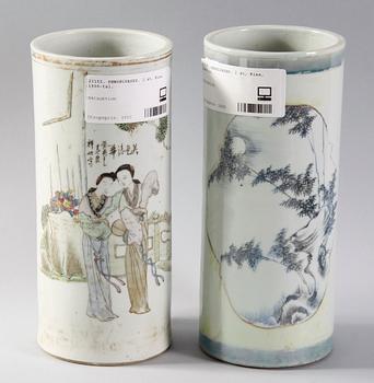 PENSELVASER, 2 st, porslin, Kina, 1900-tal.