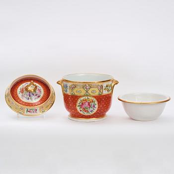 A part Copeland coral ground dessert service, England, circa 1800. (38 pieces).