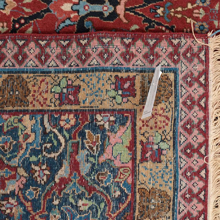 CARPET, SEMI-ANTIQUE TABRIZ PROBABLY, 372,5 x 280,5 cm.