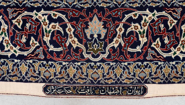 Matta, semiantik Isfahan, signerad Hekmat Nejad, ca 224 x 151 cm (samt 1 respektive 4 cm slätväv på vardera sida).