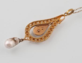 HÄNGE, 18K guld med orientalisk pärla samt blå emalj, Gustav Dahlgren & Co, Malmö, 1915. Vikt 6, 0 gram.