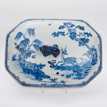 A blue and white dinner service,  Qing dynasty, Qianlong (1736-95). (90 pieces).