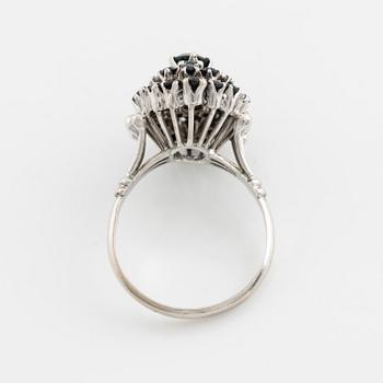An 18K white gold ring set with faceted sapphiers.