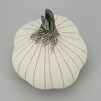 KERAMIKSKULPTUR, Vitlök. Sign. GOG/JL, Arabia Finland.