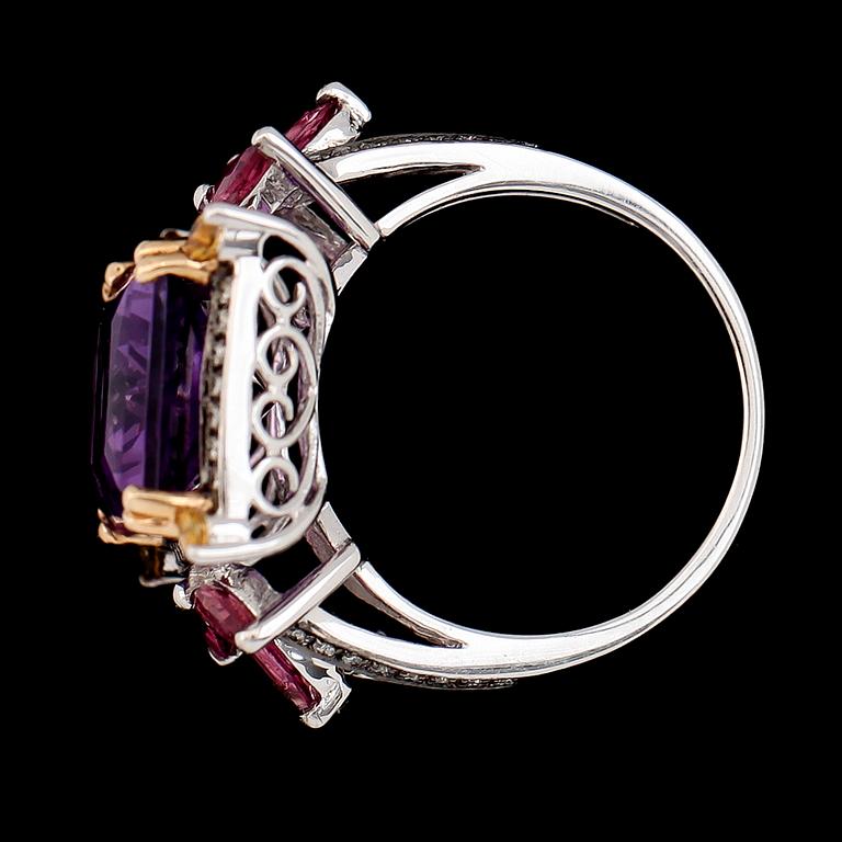 RING, 14K vitguld, ametist, diamanter och safirer.