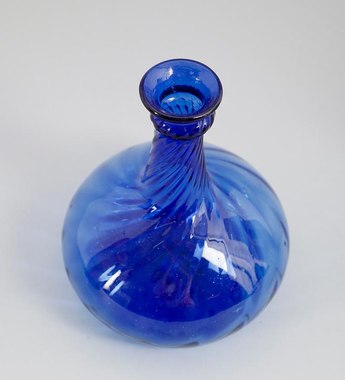 KARAFF, blått glas, möjligen Gjövik, Norge, 1800-talets första hälft.