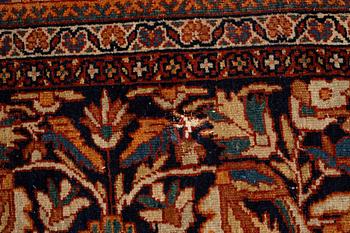 A carpet, antique Sarouk, ca 421-428 x 316-324,5 cm.