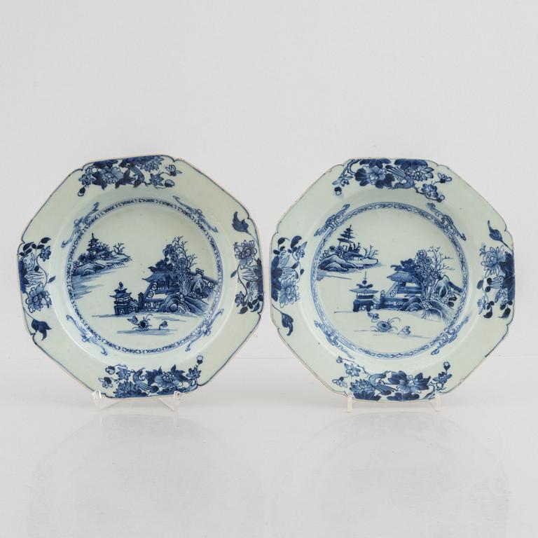 Five pieces of Chinese porcelain, Ming and Qing dynasty, 17th &18th century.