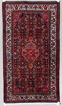MATTA, modern tillverkning, orientalisk. Ca 244x135 cm.