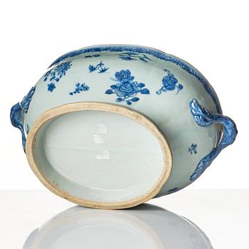 A blue and white tureen with cover and stand, Qing dynasty, Qianlong (1736-95).